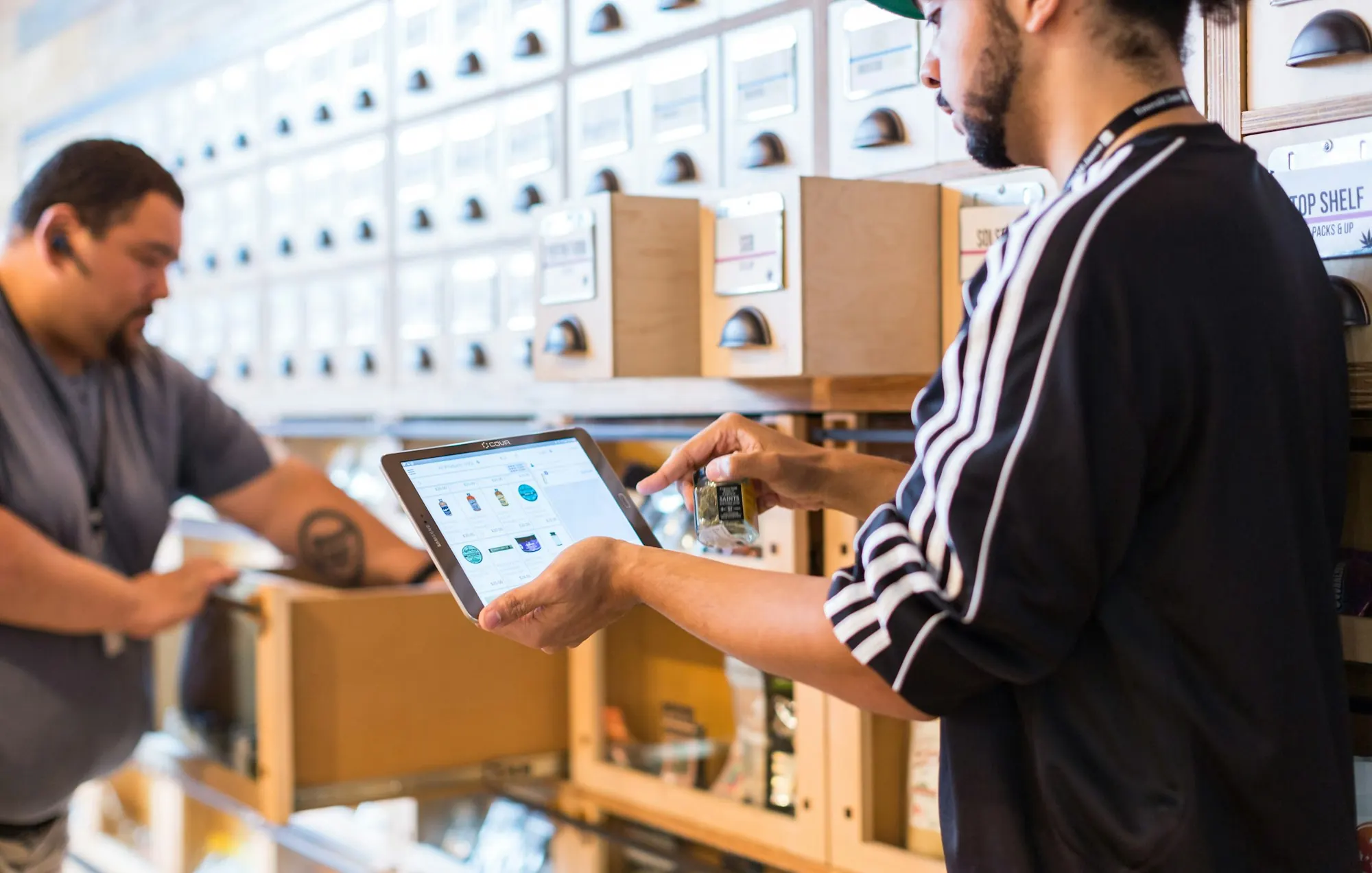 Vendedor registrando un pedido en su tablet dentro de una tienda